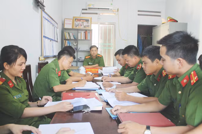 Đội CSĐT tội phạm về hình sự, kinh tế, ma tuý, Công an huyện Thanh Chương bàn bạc triển khai chuyên án.