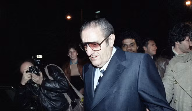 Bố già mafia Paul Castellano rời Tòa án liên bang sau khi chồng tiền bảo lãnh 2 triệu USD. Ảnh nguồn: Bettmann/ Getty Images.