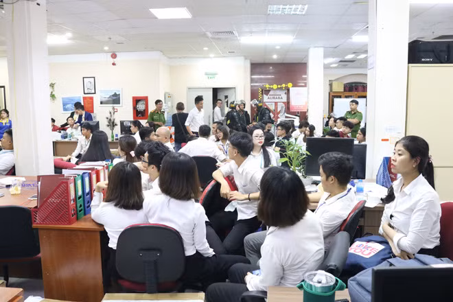 Đến nay, số nạn nhân là khách hàng mua nền đất của Alibaba lên đến con số 2.700 người. Đến nay, số nạn nhân là khách hàng mua nền đất của Alibaba lên đến con số 2.700 người.