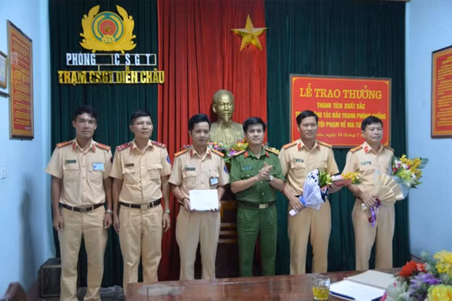 Lãnh đạo Công an tỉnh Nghệ An tặng hoa chúc mừng các CBCS. (Ảnh Xuân Bắc).
