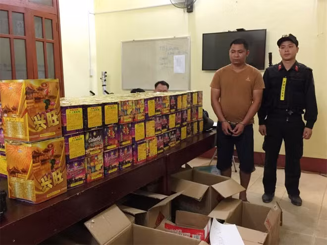 Đối tượng và số pháo thu giữ.