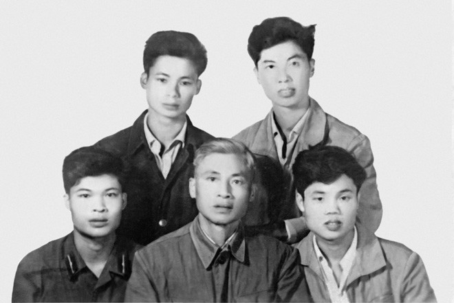 Trung tướng, nhà văn Hữu Ước cùng gia đình ngày mới nhập ngũ.