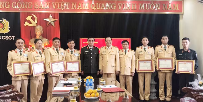 Cục CSGT tặng giấy khen cho 1 tập thể, 5 cá nhân Phòng CSGT, Công an tỉnh Lạng Sơn lập chiến công phòng chống tội phạm về pháo.