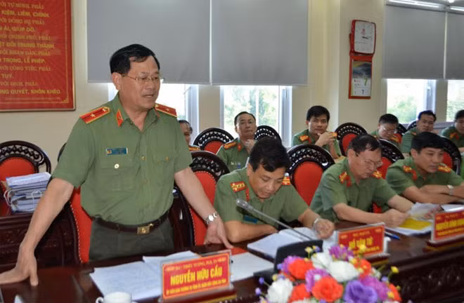Thiếu tướng Nguyễn Hữu Cầu, Bí thư Đảng ủy, Giám đốc Công an tỉnh báo cáo với đoàn công tác.