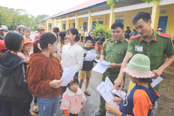 Phòng Cảnh sát hình sự, Công an tỉnh Đắk Nông tuyên truyền phòng chống tội phạm xâm hại tình dục trẻ em và tội phạm mua bán người cho người dân vùng sâu, vùng xa.