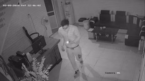 Hành vi trộm cắp của đối tượng Vũ Đình Minh bị camera an ninh ghi lại.