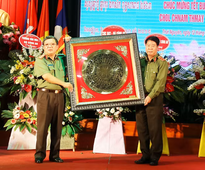 Thứ trưởng Bùi Văn Nam tặng quà trường Văn hóa I. Thứ trưởng Bùi Văn Nam tặng quà trường Văn hóa I.