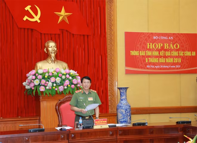Trung tướng Lương Tam Quang chủ trì họp báo.