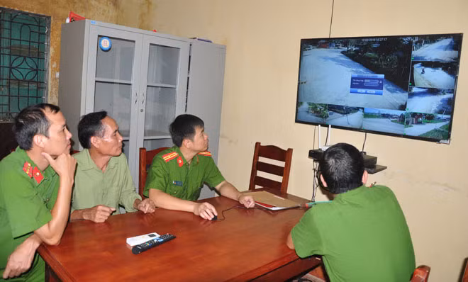 Công an xã Tràng Đà kiểm tra dữ liệu tại máy chủ được các mắt camera ghi lại.