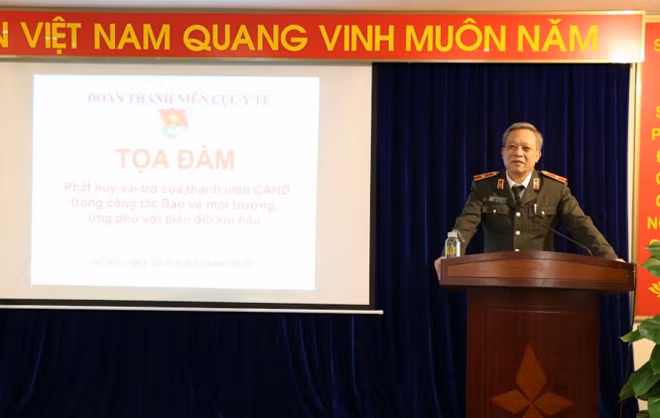 Thiếu tướng Nguyễn Khắc Thủy, Cục trưởng Cục Y tế Bộ Công an phát biểu tại buổi tọa đàm.