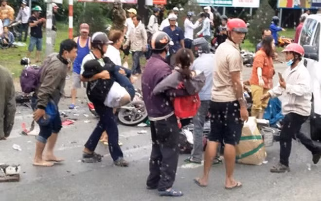 Nhiều người dân tham gia hỗ trợ cứu người.