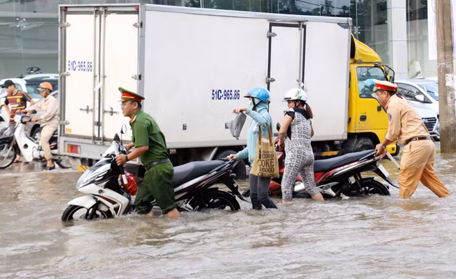 Giúp đỡ người dân ra khỏi khu vực ngập nước.