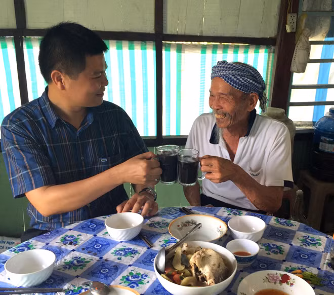 Có nậm rượu ngâm với trái giác do người dân Cà Mau gởi tặng, Anh hùng Nguyễn Văn Bảy mời PV Báo CAND nhâm nhi với mấy món “cây nhà, lá vườn". Có nậm rượu ngâm với trái giác do người dân Cà Mau gởi tặng, Anh hùng Nguyễn Văn Bảy mời PV Báo CAND nhâm nhi với mấy món “cây nhà, lá vườn".