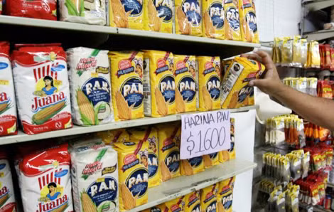 Bột mì buôn lậu từ Venezuela được bán trong một cửa hàng tại thành phố Cucuta của Colombia.