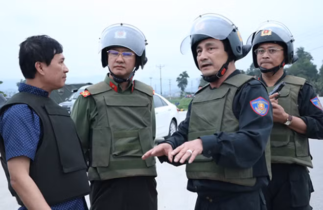 Lãnh đạo Công an Hà Tĩnh chỉ đạo phương án bắt giữ đối tượng ngay tại hiện trường.