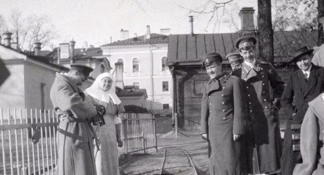 Bác sĩ Gedroits (ngoài cùng bên phải) năm 1915.