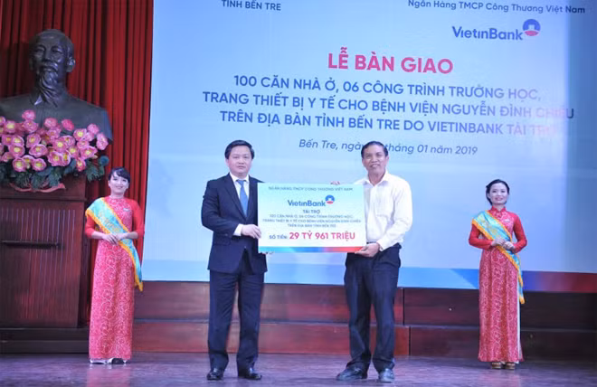 Chủ tịch HĐQT VietinBank Lê Đức Thọ trao biển tài trợ cho tỉnh Bến Tre năm 2019.