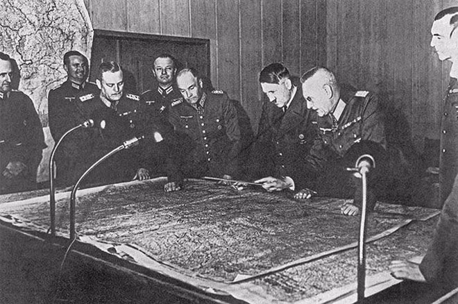 Bộ tham mưu của Hitler bàn bạc kế hoạch tác chiến.