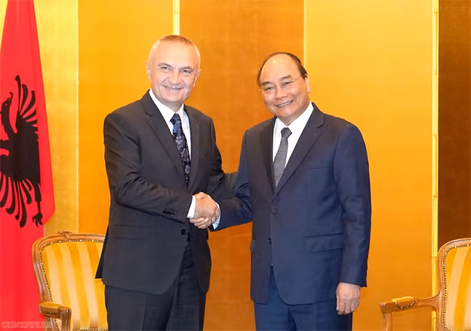 Thủ tướng Nguyễn Xuân Phúc và Tổng thống Albania Ilir Meta. Ảnh: VGP/Quang Hiếu.