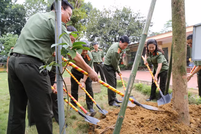 Thứ trưởng Bùi Văn Nam cùng các đại biểu trồng cây lưu niệm tại trường Văn hóa I. Thứ trưởng Bùi Văn Nam cùng các đại biểu trồng cây lưu niệm tại trường Văn hóa I.