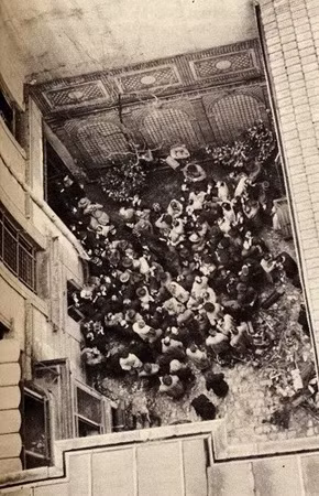 Đám đông người trong sân của ngôi nhà kinh dị trong quá trình điều tra.