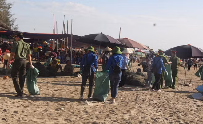 Một số hình ảnh trong Lễ ra quân chiến dịch “Hãy làm sạch biển” năm 2019 tại biển Hải Hòa, huyện Tĩnh Gia. Một số hình ảnh trong Lễ ra quân chiến dịch “Hãy làm sạch biển” năm 2019 tại biển Hải Hòa, huyện Tĩnh Gia.