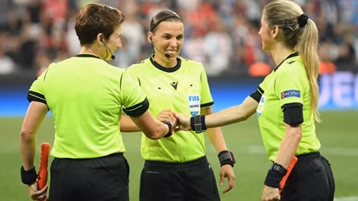 Nữ trọng tài đầu tiên điều khiển Cup UEFA