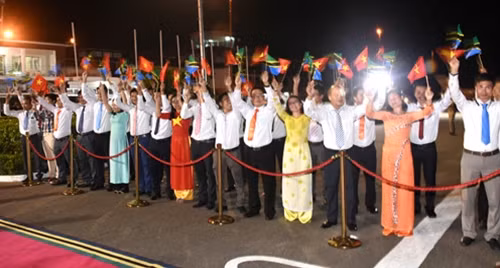 Đại diện kiều bào đón Chủ tịch nước Trương Tấn Sang tại Sân bay Julius Nyerere, thành phố Dar Es Salaam, Tanzania.