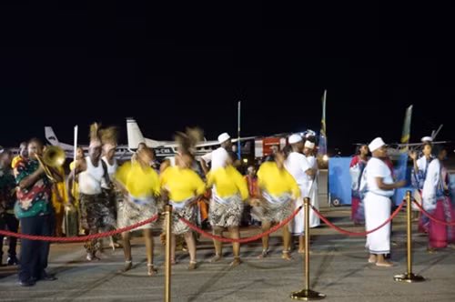 Dàn kèn đồng và điệu múa dân gian Tanzania chào đón Chủ tịch nước Trương Tấn Sang và đoàn.