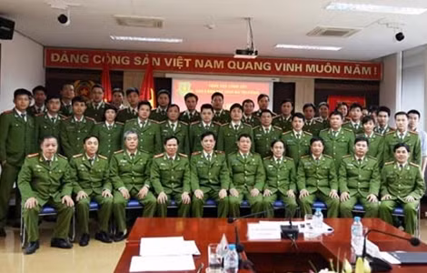 Đại diện lãnh đạo Cục Cảnh sát truy nã tội phạm và lãnh đạo các đơn vị chụp ảnh lưu niệm với các học viên.