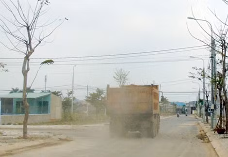 Xe của Công ty DMT chở đất trong KĐT Phước Lý gây bụi mù mịt.
