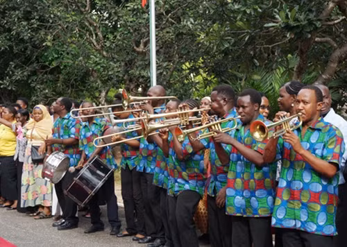Người dân Cộng hòa Thống nhất Tanzania nồng nhiệt đón Chủ tịch nước Trương Tấn Sang và đoàn đại biểu cấp cao Việt Nam.