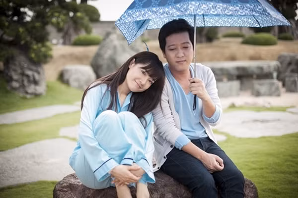 Trường Giang và Nhã Phương trong phim “49 ngày yêu”.