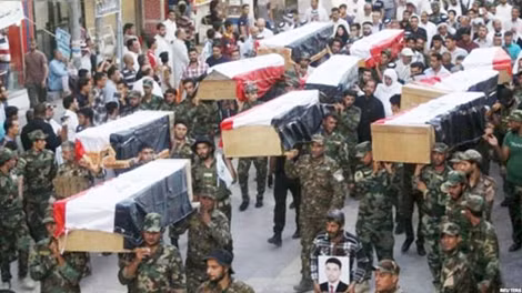 Dân quân Shia Iraq mang quan tài của binh sĩ thiệt mạng trong vụ thảm sát Speicher.