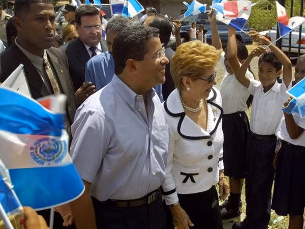 Cựu Tổng thống El Salvador Francisco Flores (trái) và cựu Tổng thống Panama Mireya Moscoso trong chuyến thăm Panama năm 2004.