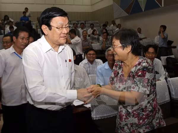Chủ tịch nước Trương Tấn Sang tiếp xúc cử tri tại TP Hồ Chí Minh. ảnh TTXVN