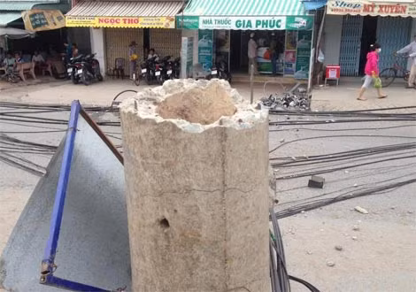 Một trong 3 trụ điện bị gãy, chỉ có vài cọng sắt.