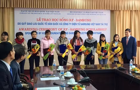 Trao học bổng cho sinh viên ĐH Sư phạm Hà Nội.
