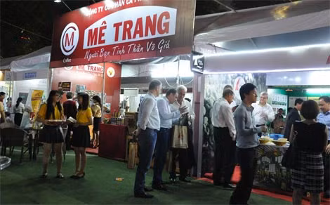 Khá nhiều khách nước ngoài cũng tranh thủ tham gia tìm hiểu, thưởng thức cà phê Việt Nam.