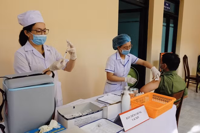 Một cán bộ đang được tiêm vaccine ngừa COVID-19.