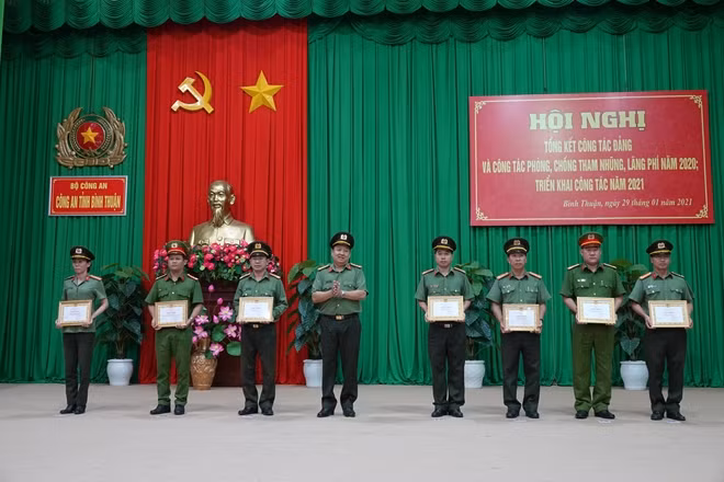 Các tổ chức cơ sở Đảng tiêu biểu đạt danh hiệu "Trong sạch, vững mạnh, tiêu biểu năm 2020" được Đảng ủy Công an tỉnh tặng giấy khen