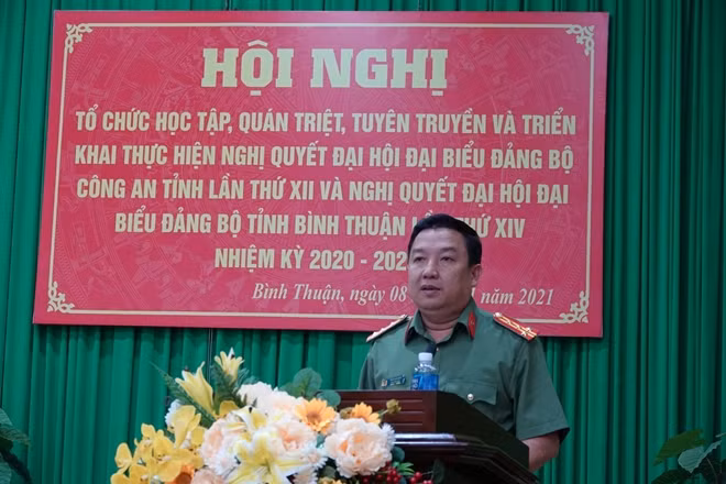 Đại tá Trần Văn Mười, Phó Bí thư Đảng ủy, Phó Giám đốc Công an Bình Thuận phát biểu tại hội nghị