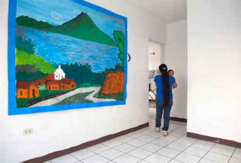Ana và đứa con 3 tháng tuổi sinh ra do bị cưỡng bức đang trú ẩn tại một trung tâm của Liên Hiệp Quốc. Ana và đứa con 3 tháng tuổi sinh ra do bị cưỡng bức đang trú ẩn tại một trung tâm của Liên Hiệp Quốc.