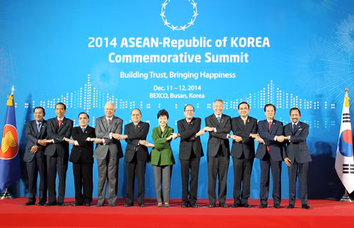 Tổng thống Hàn Quốc Park Geun-hye và các Trưởng đoàn chụp ảnh chung. Ảnh: TTXVN