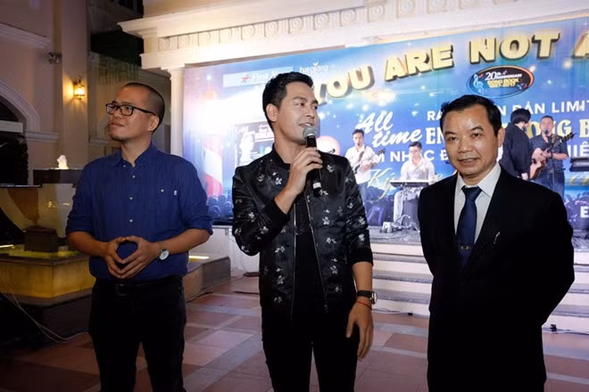 MC Phan Anh (giữa) chia sẻ kỷ niệm của mình về bộ sách nhạc tiếng Anh.