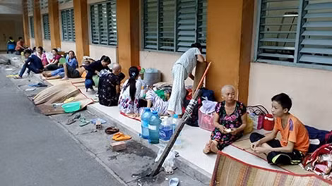 Cận cảnh hình ảnh sầu lòng về những bệnh nhân bên miệng cống.