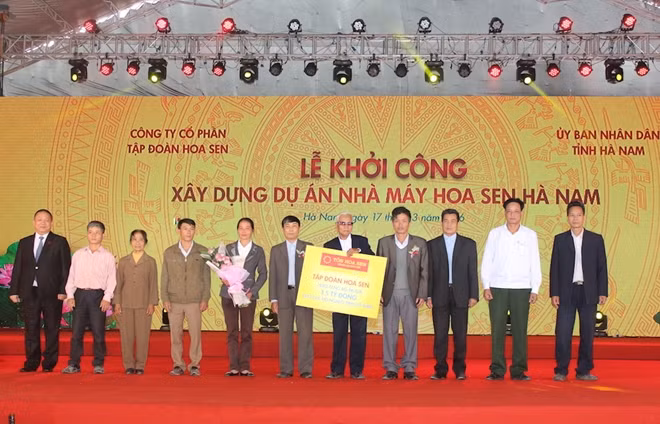 Lãnh đạo Tập đoàn Hoa Sen trao tặng bò trị giá 1,5 tỷ đồng cho các hộ nghèo tỉnh Hà Nam.