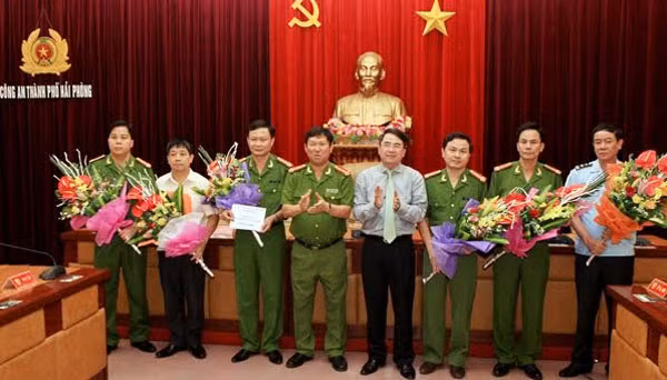 Lãnh đạo UBND TP Hải Phòng và Công an TP Hải Phòng trao thưởng cho CBCS Phòng Cảnh sát điều tra tội phạm về ma túy. Lãnh đạo UBND TP Hải Phòng và Công an TP Hải Phòng trao thưởng cho CBCS Phòng Cảnh sát điều tra tội phạm về ma túy.