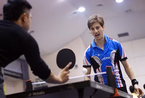 Adam Bobrow biểu diễn trên chiếc bàn mini.