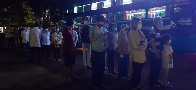 Rất đông người dân từ TP Hồ Chí Minh về lại Đắk Lắk trong đêm 31/5